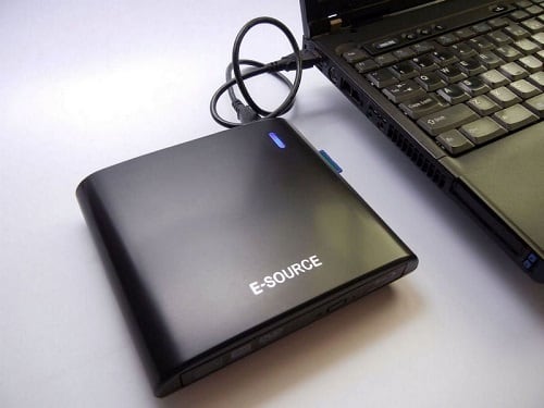 Zewnętrzny dysk twardy podłączony do laptopa Внешний жесткий диск подключённый к ноутбуку