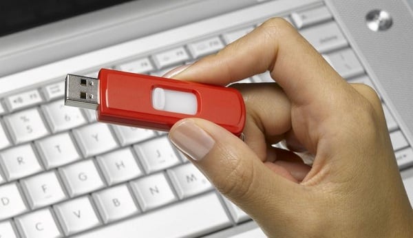 Przyczyną dysfunkcji może być niepoprawnie utworzony flash drive instalacji Причиной дисфункции может выступать некорректно созданная установочная флешка